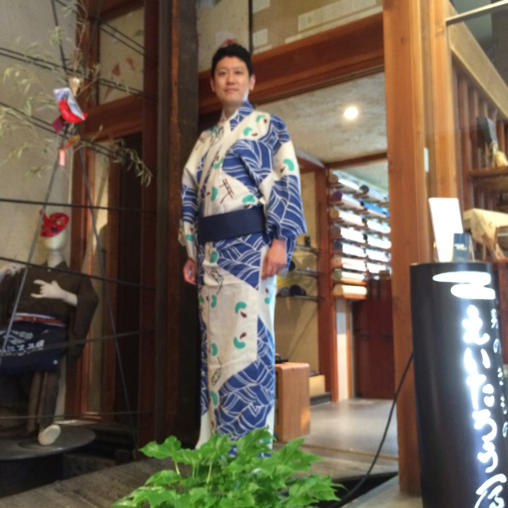 山本太郎画伯、自らを着る。 男のきもの えいたろう屋